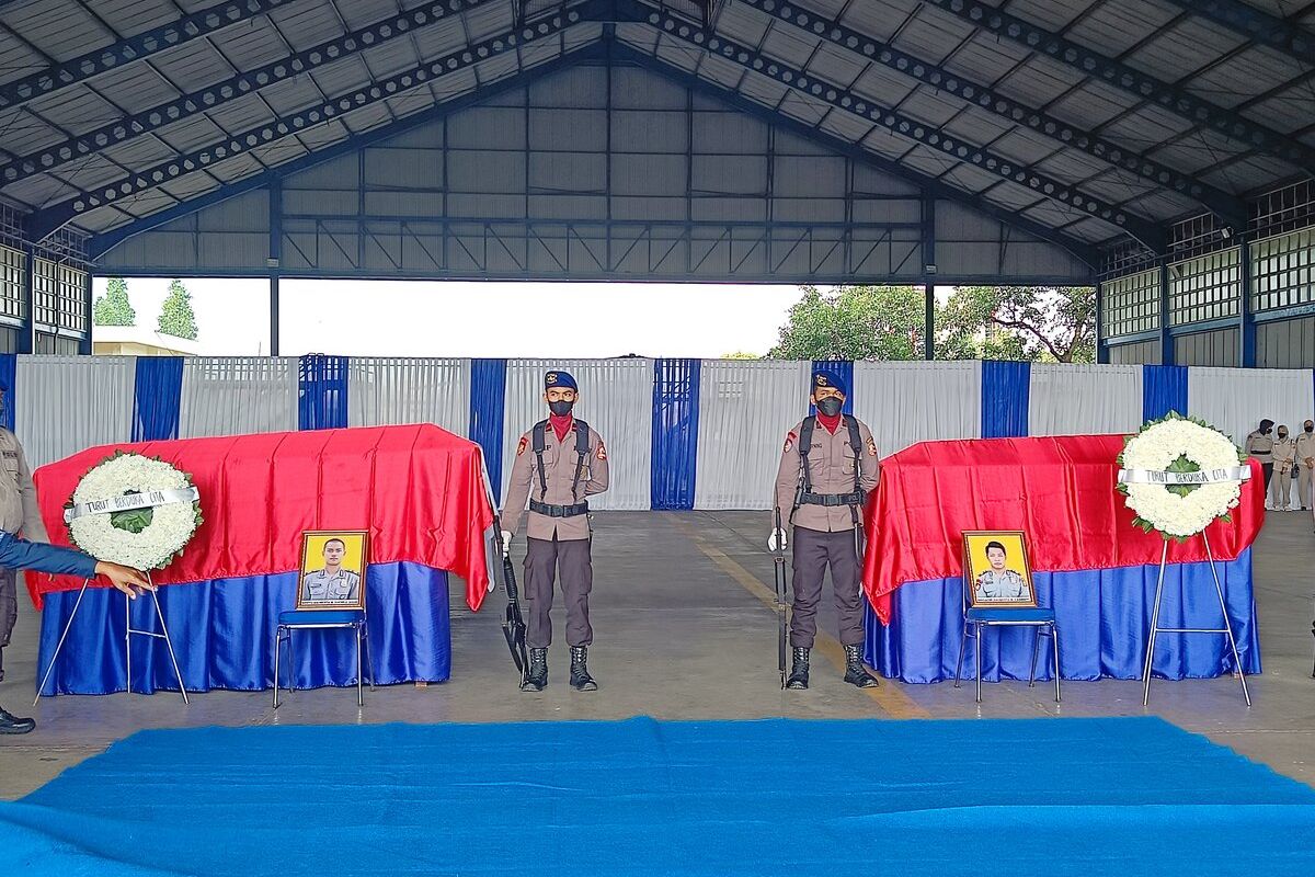 Proses penyerahan dan pengantaran jenazah korban jatuhnya helikopter P-1103 di Perairan Buku Limau Bangka Belitung. Kedua korban atas nama Bripda Khairul Anam, selaku mekanik helikopter dan Briptu Muhammad Lasminto, selaku ko pilot helikopter tiba di lapangan terbang Polisi Udara sekitar pukul 08.10 WIB, Rabu (30/11/2022).