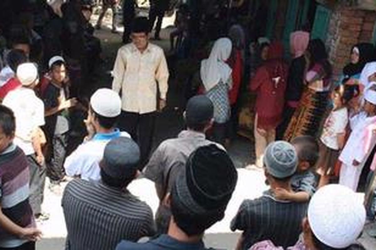 Suasana duka di pemakaman korban Angga Bin Darmawan (12) di rumahnya di Desa Tanjung Pinang II, Kecamatan Tanjung Batu, Kabupaten Ogan Ilir, Sumatera Selatan, Sabtu (28/7/2012). Angga adalah korban tewas dalam penembakan aparat di Desa Limbang Jaya I dan II Jumat lalu. Peristiwa ini membuat warga desa trauma.   
