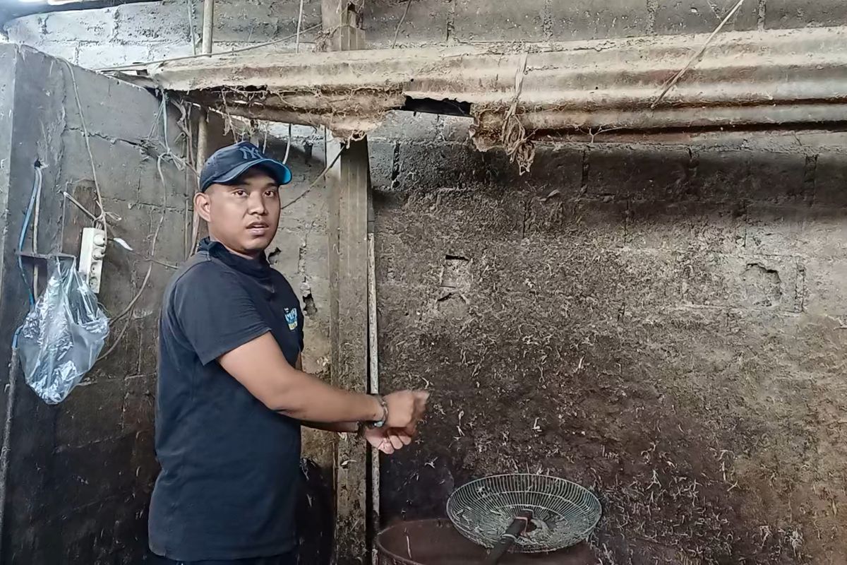 Polisi menetapkan pria berinisial SY (32), pekerja di tempat pemotongan ayam Pasar Kebayoran Lama, sebagai tersangka.