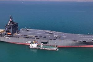 Detik-detik Kapal Induk Drone Iran Sebesar Era PD II Terbakar Dirudal AS