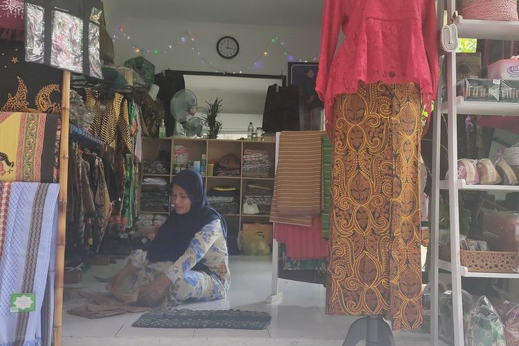Salah satu kios oleh-oleh di Pasar Sentolo Baru, Kapanewon Sentolo, Kabupaten Kulon Progo, Daerah Istimewa Yogyakarta. Yantie Collection menawarkan berbagai baju batik hingga lurik khas Yogyakarta.