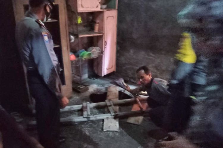 Petugas dari Polsek Kemangkon, Purbalingga, Jawa Tengah menunjukkan lubang bekas sumur tempat Sadiyah (70) tenggelam hingga meregang nyawa, Kamis (3/12/2020).
