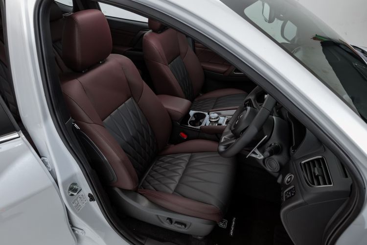 Interior Mitsubishi New Pajero Sport dilapisi synthetic leather serta heat guard two-tone color yang memadukan warna hitam dan burgundy. 