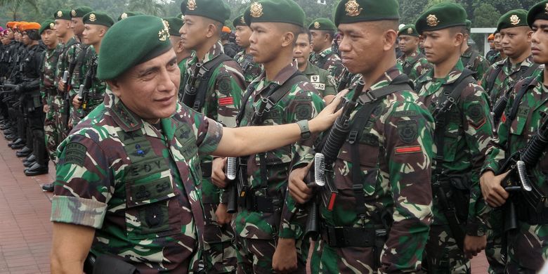 Panglima Komando Cadangan Strategis Angkatan Darat (Pangkostrad) Letjen Edy Rahmayadi menggelar apel pasukan komando gabungan dalam rangka operasi pengamanan VVIP kunjungan kenegaraan raja Arab Saudi, di Mabes TNI, Cilangkap, Jakarta Timur, Selasa (28/2/2017).