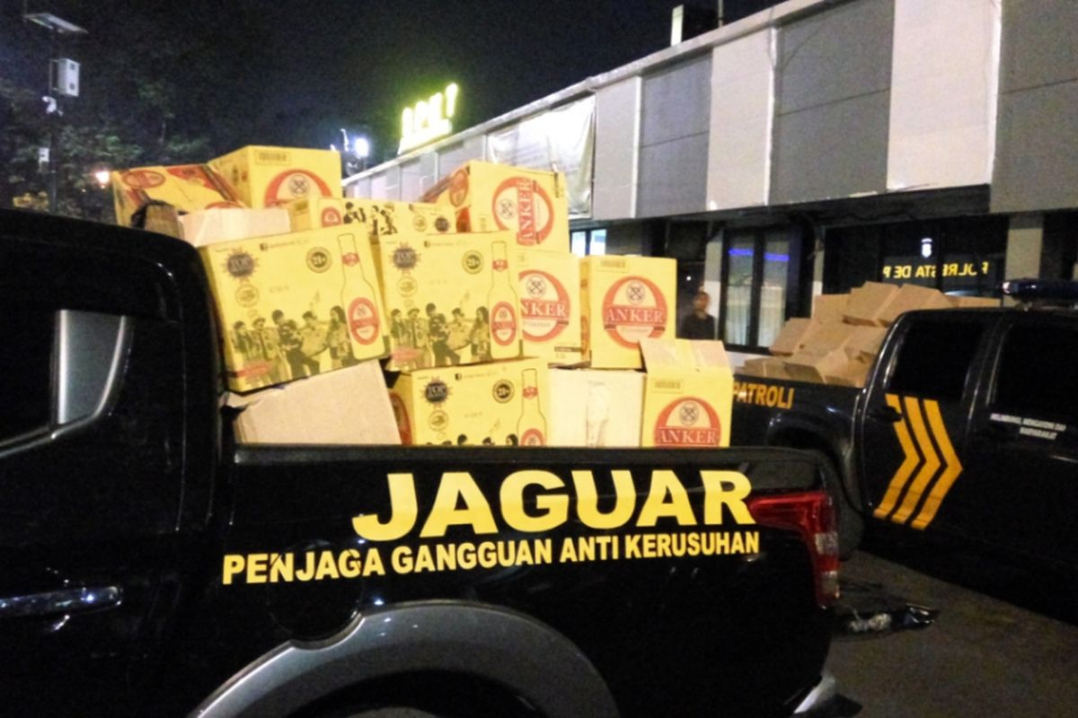 Ribuan botol miras jenis bir dan anggur merah yang disitaTim Jaguar Polresta Depok  dari dua tempat di wilayah Beji, Depok pada Kamis (14/9/2017) petang. 