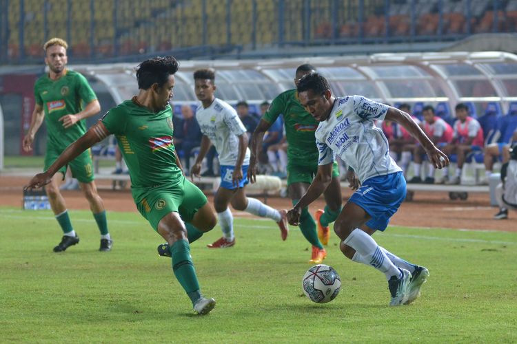 Pemain Persib Frets Butuan (putih) mencoba melewati bek PSS Sleman Bagus Nirwanto dalam pertandingan perempat final Piala Presiden 2022 antara Persib vs PSS Sleman, Jumat (1/7/2022) di Stadion Si Jalak Harupat, Kabupaten Bandung.