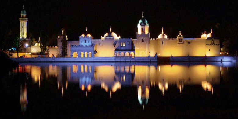 Efteling adalah taman hiburan bertema fantasi di Kaatsheuvel, Belanda. Atraksi didasarkan pada unsur-unsur mitos dan legenda kuno, dongeng dan cerita rakyat.