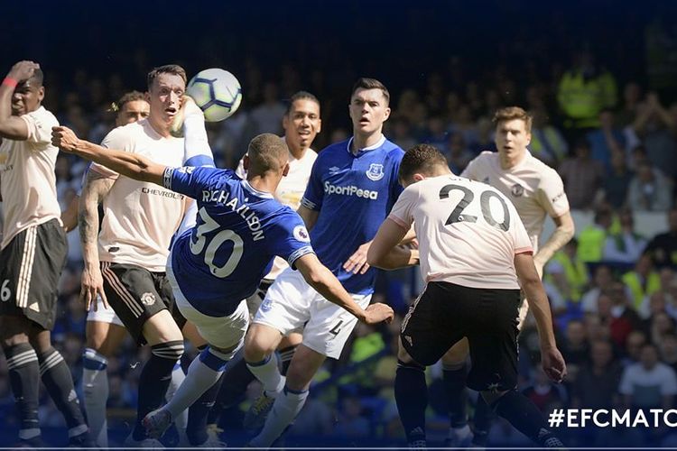 Penyerang Everton, Richarlison, melakukan tendangan akrobatik untuk menjebol gawang Manchester United dalam pertandingan Liga Inggris di Stadion Goodison Park, Minggu (21/4/2019).