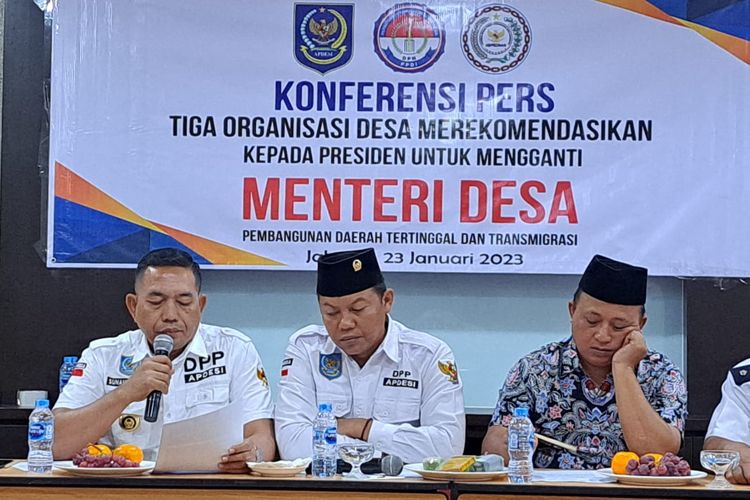 Wakil Ketua Umum DPP Apdesi Sunan Bukhori (tengah) menjelaskan alasan mengapa Menteri PDTT Abdul Halim Iskandar perlu diganti. Asalan ini dia sampaikan dalam konferensi pers di Jakarta, Senin (23/1/2023). 