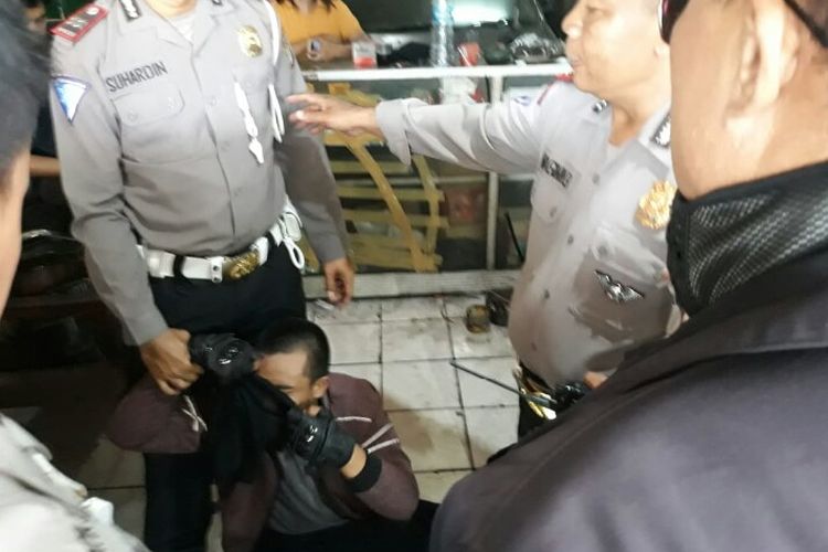 Polsek Ciputat mengamankan polisi gadungan berinisial NF (13) yang beraksi di kolong fly over Ciputat Jalan Juanda,  Ciputat, Tangerang Selatan, Rabu (13/11/2019). 