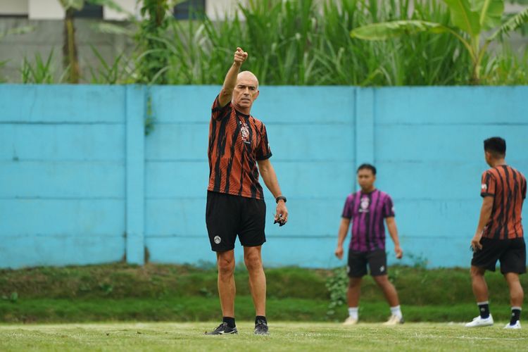 Usai libur selama dua pekan, Arema FC menjalani latihan perdana di tahun 2023 di pimpin pelatih Fernando Valente yang berlangsung di Lapangan ARG Kecamatan Lawang, Kabupaten Malang, Jawa Timur, Rabu (8/1/2024) sore. 