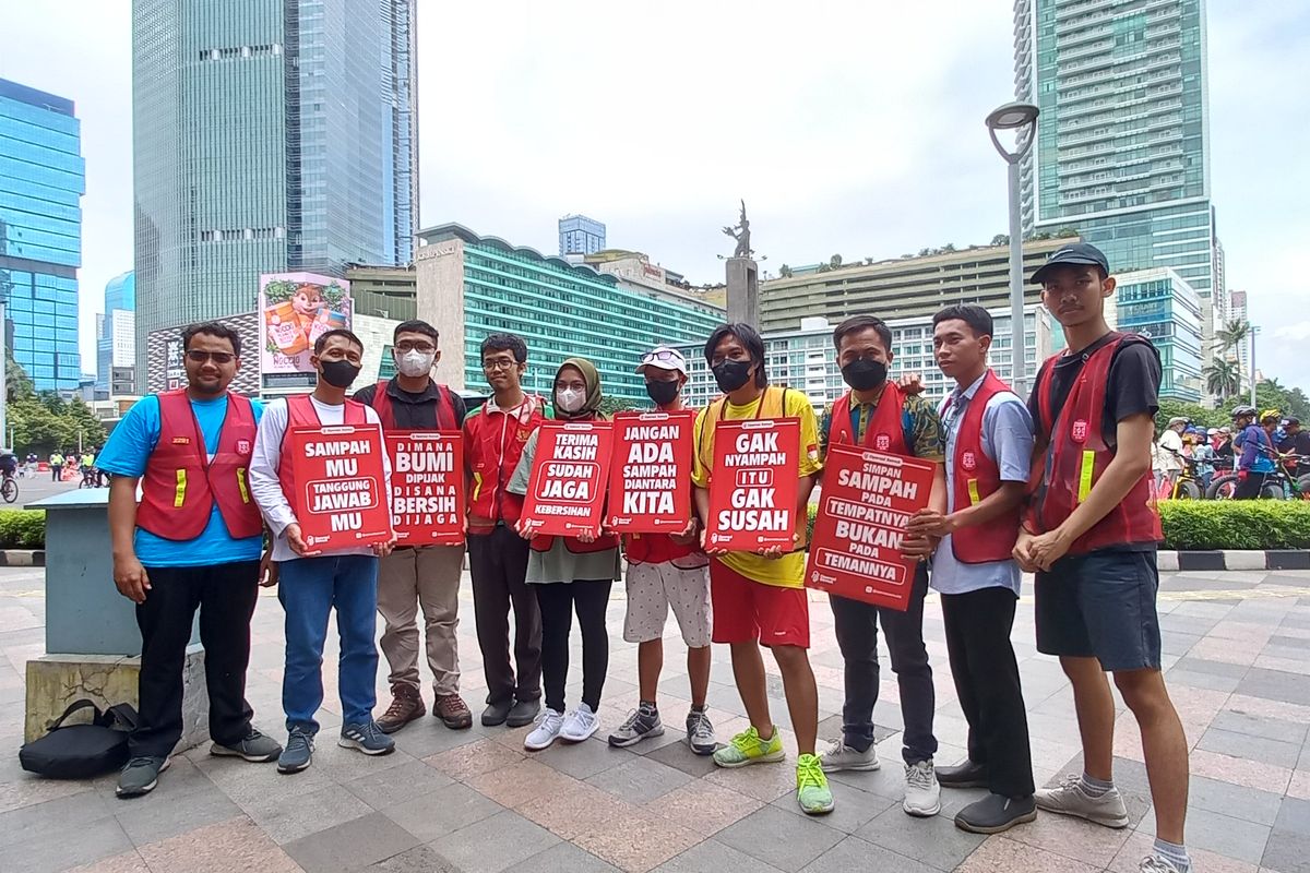 Operasi Semut, relawan pecinta lingkungan yang memunguti sampah di acara car free day (CFD) atau hari bebas kendaraan bermotor (HBKB) di Bundaran HI, Jakarta Pusat, Minggu (11/12/2022). 