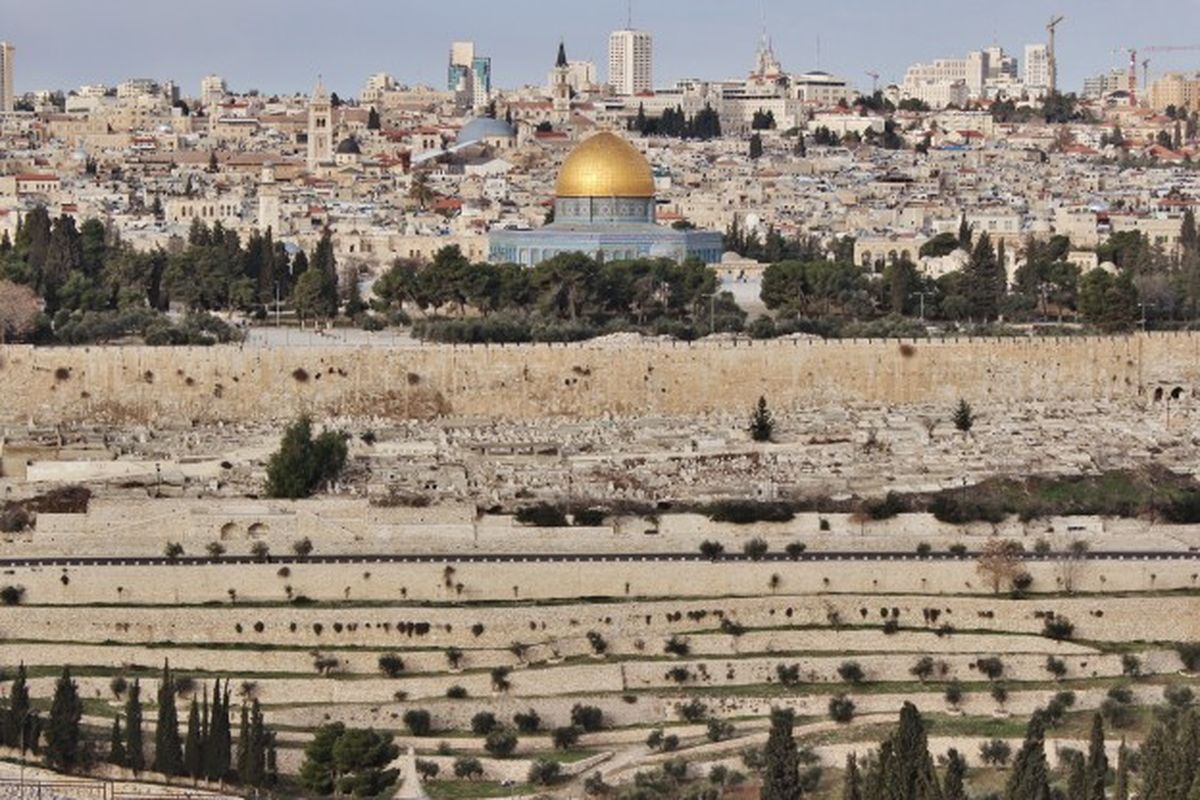 Kota Yerusalem, dianggap kota suci dan diperebutkan Palestina dan Israel.