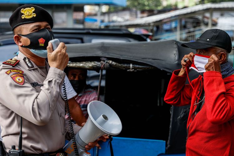 Petugas Kepolisian menyampaikan himbauan protokol kesehatan untuk mencegah penyebaran wabah Covid-19 di Stasiun Tanah Abang, Jakarta Pusat, Senin (21/6/2021).