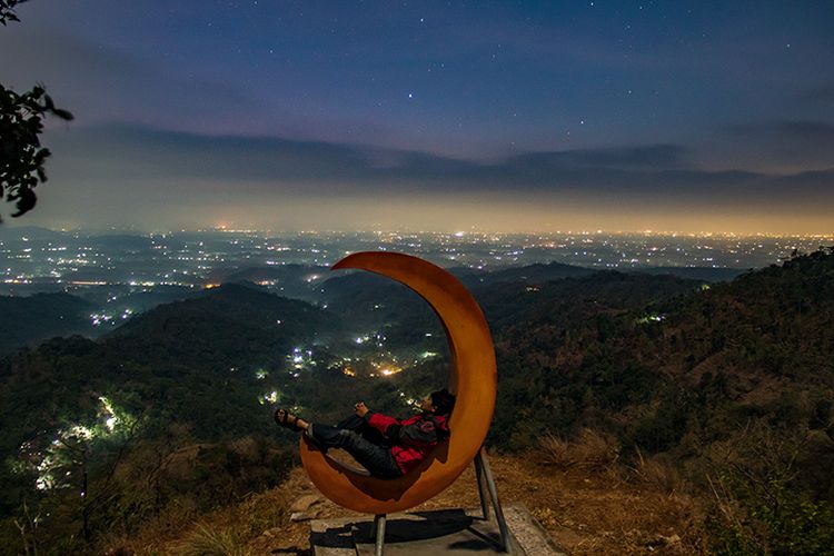 Pesona keindahan panorama malam di Bukit Gondopurowangi, Magelang.