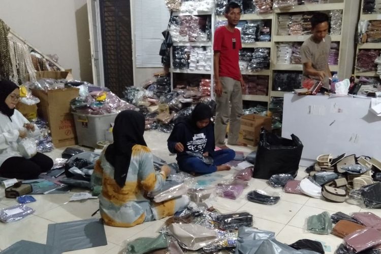 Foto-foto: Pemilik UMKM perajin tas lewat online shop Kamiya asal Rajapolah, Kabupaten Tasikmalaya, Jawa Barat, saat menunjukkan proses produksi tas di rumahnya Kampung Manggungsari, Kecamatan Rajapolah, Kabupaten Tasikmalaya, Jumat (4/11/2022).