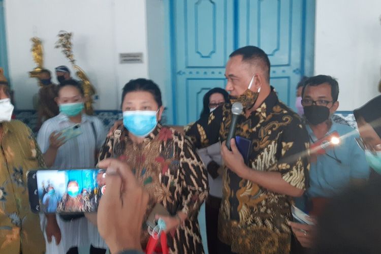 GKR Wandansari Koes Moertiyah atau Gusti Moeng memberikan keterangan pers seusai keluar dari dalam Keputren Keraton Solo, Jateng, Sabtu (13/2/2021).