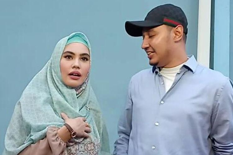 Kartika Putri dan suaminya, Usman bin Yahya saat ditemui di kawasan Tendean, Jakarta Selatan, Senin (29/4/2019).