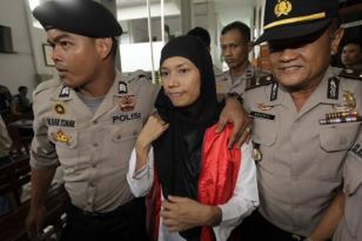 Terdakwa kasus kejahatan seksual di Jakarta International School (JIS), Afrischa hendak menjalani sidang perdana di Pengadilan Negeri Jakarta Selatan, Rabu (27/8/2014).