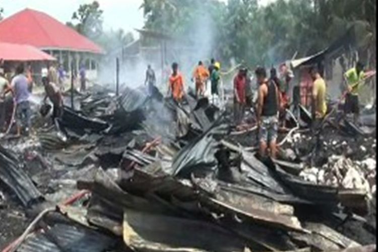 Hanya dalam dua jam, 9 unit ruko di Pasar Tikke Mamuju Utara, Sulawesi Barat, ludes terbakar, Kamis siang (23/11/2017). Seorang warga yang sempat terperangkap api mengalami luka bakar di sekujur tubuhnya.