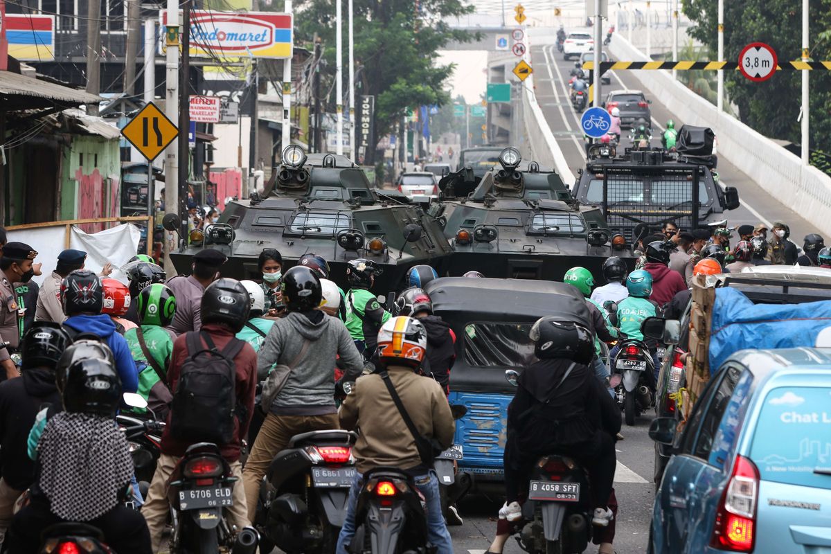 Anggota TNI dan Polri melakukan penyekatan kendaraan saat PPKM Darurat di Jalan Raya Lenteng Agung, Jakarta Selatan, Senin (5/7/2021). Penyekatan ini mengakibatkan kemacetan parah di ruas Jalan Raya Lenteng Agung.