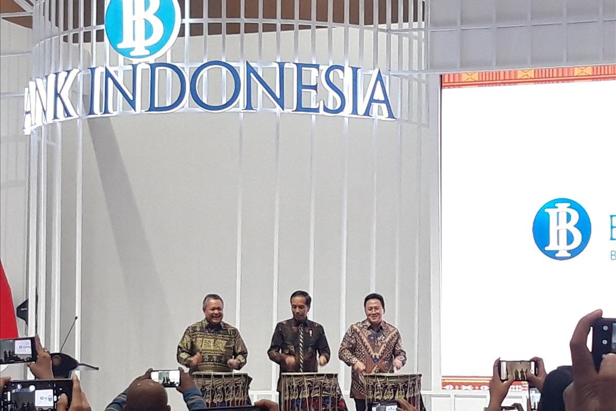 Gubernur Bank Indonesia Perry Warjiyo, Presiden Joko Widodo, dan Kepala Bekraf Triawan Munaf saat membuka gelaran Karya Kreasi Indonesia di Jakarta, Jumat (12/7/2019).
