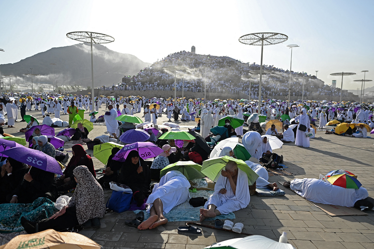 Jemaah haji yang sudah tiba di padang Arafah dan menanti waktu pelaksanaan wukuf, Selasa (27/6/2023) waktu setempat.