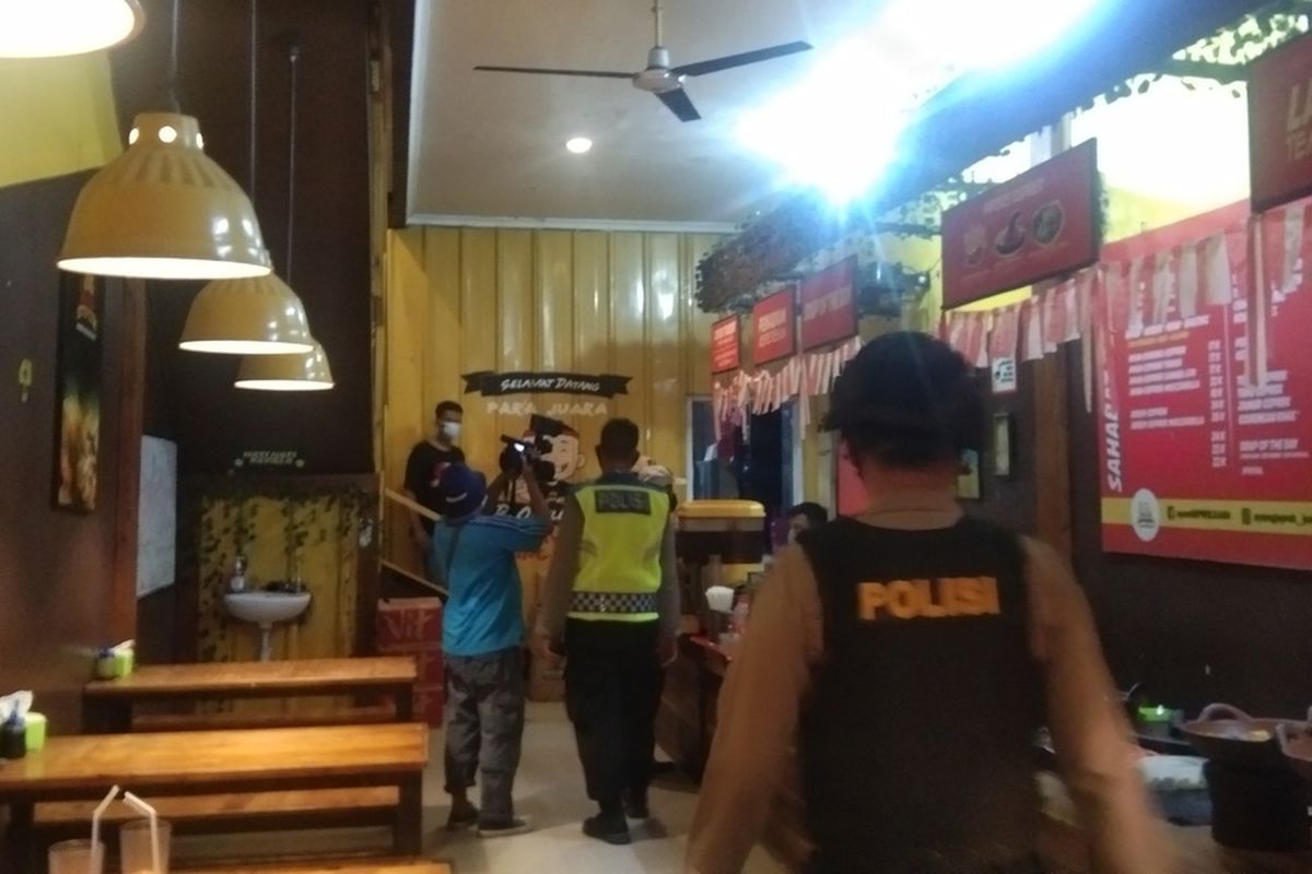 Satgas Penanganan Covid-19 Karawang saat emlakukan patroli jam malam, Jumat (8/1/2021).