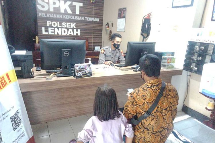 Seorang suami ditemani anaknya, melaporkan diri kehilangan istrinya, pada polisi di Polsek Lendah, Kabupaten Kulon Progo, Daerah Istimewa Yogyakarta.