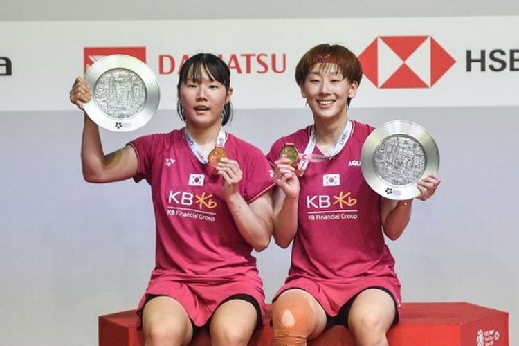 Ganda putri Korea Selatan Baek Ha Na/Lee So Hee merayakan gelar juara dalam ajang Malaysia Masters 2023 di Axiata Arena, Kuala Lumpur, Minggu (28/5/2023).