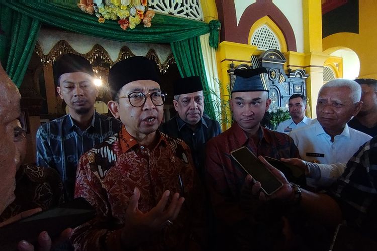 Menteri Kebudayaan Republik Indonesia, Fadli Zon, memberikan keterangan saat diwawancarai wartawan usai berkunjung di cagar budaya Istana Maimun di Jalan Brigjen Katamso, Kota Medan, Rabu (23/7/2025).