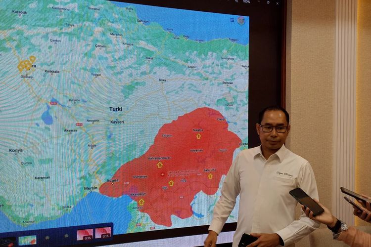 Direktur Perlindungan WNI dan BHI kemlu, Judha Nugraha menjelaskan update informasi tentang kondisi WNI pasca gempa Turki di Kementerian Luar Negeri, Jumat (10/2/2023). 