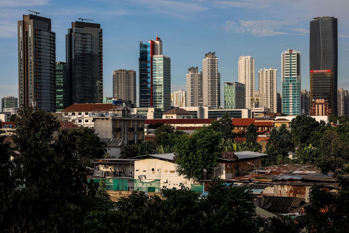 Langit biru terlihat dari Jalan Jenderal Sudirman, Jakarta, Rabu (8/4/2020). Sepinya aktivitas warga Ibu Kota karena pembatasan sosial membuat langit Jakarta cerah dengan tingkat polusi yang rendah.