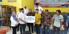 Jalankan Program Seluma Melayani, Bupati Erwin Serahkan Kartu BPJS Ketenagakerjaan kepada 1.200 Nelayan