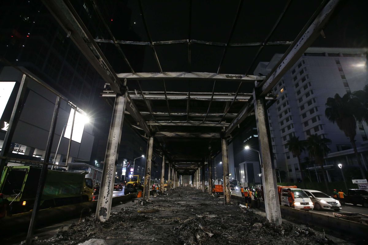 Sejumlah fasilitas umum mengalami kerusakan saat demonstrasi menolak UU Cipta Kerja di Jakarta, Kamis (8/10/2020). Halte transjakarta, alat berat, pos polisi, kendaraan dirusak dan dibakar massa.