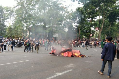 Diminta Pulang, Mahasiswa di Bandung Bertahan dan Bakar Pembatas Jalan