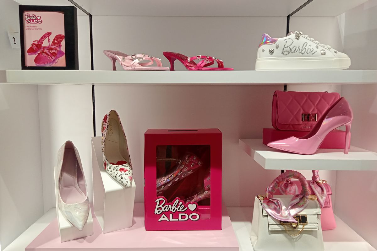Koleksi terbaru Barbie x Aldo hadir dalam beberapa produk sepatu dan aksesori dengan beragam warna yang bervariasi.