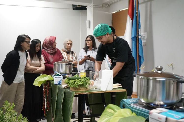 Para orangtua siswa antusias mengikuti sesi proses pengolahan pangan dari kebun hingga meja makan (garden-to-table). 