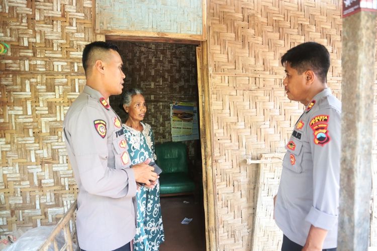 Polsek Wedarijaksa berkunjung ke kediaman korban gendam, Sujarmi (65) di Dukuh Mojosemi, Desa Mojoagung, Kecamatan Trangkil, Kabupaten Pati, Jawa Tengah, Selasa (21/2/2023).