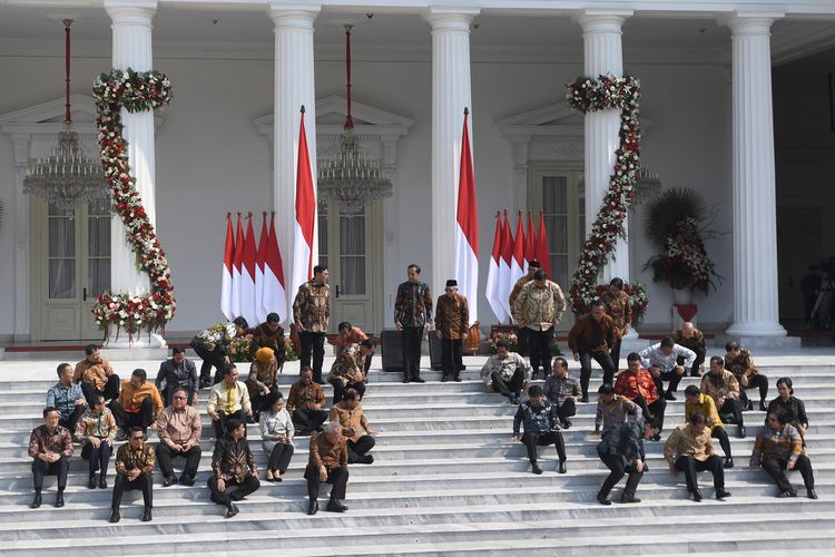 Presiden Joko Widodo dan Wapres Maruf Amin memperkenalkan jajaran menteri Kabinet Indonesia Maju di Istana Merdeka, Jakarta, Rabu (23/10/2019). 