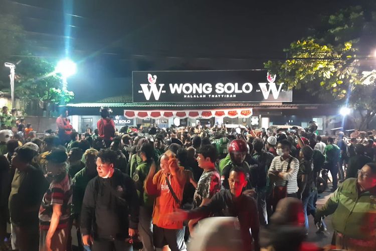 Penampakan massa yang mengepung warung makan Ayam Bakar Wong Solo, Tebet, Jakarta Selatan,  Selasa (15/8/2023).