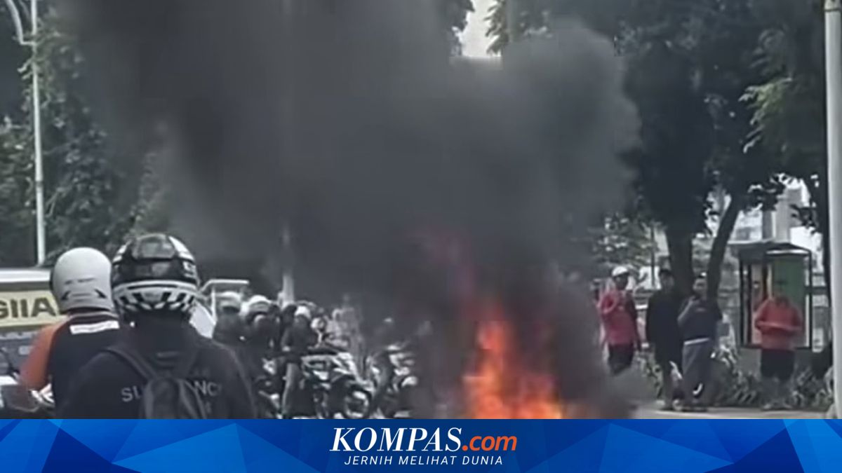 Motor Terbakar di Pasar Minggu usai Hindari Mobil yang Rem Mendadak, Pengendara Terluka