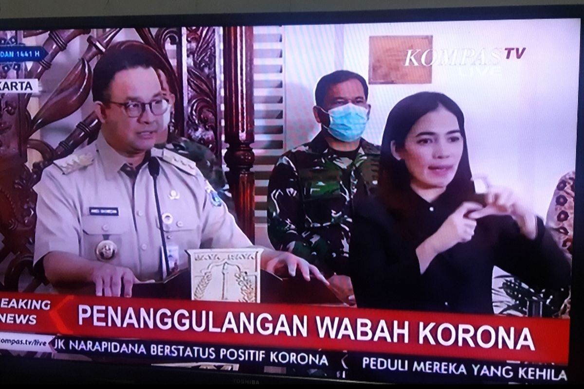 Konferensi pers terkait penerapan pembatasan sosial berskala besar (PSBB) di DKI Jakarta oleh Gubernur DKI Jakarta Anies Baswedan di Balai Kota, Selasa (7/4/2020) malam