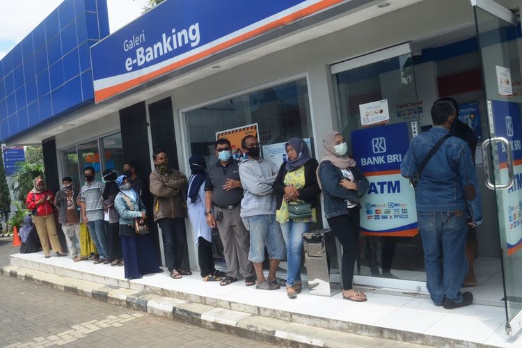 Belasan nasabah tampak mengantre di depan mesin ATM di Cianjur, Jawa Barat, Selasa (6/4/2021 pasca kejadian uang nasabah raib di rekening.