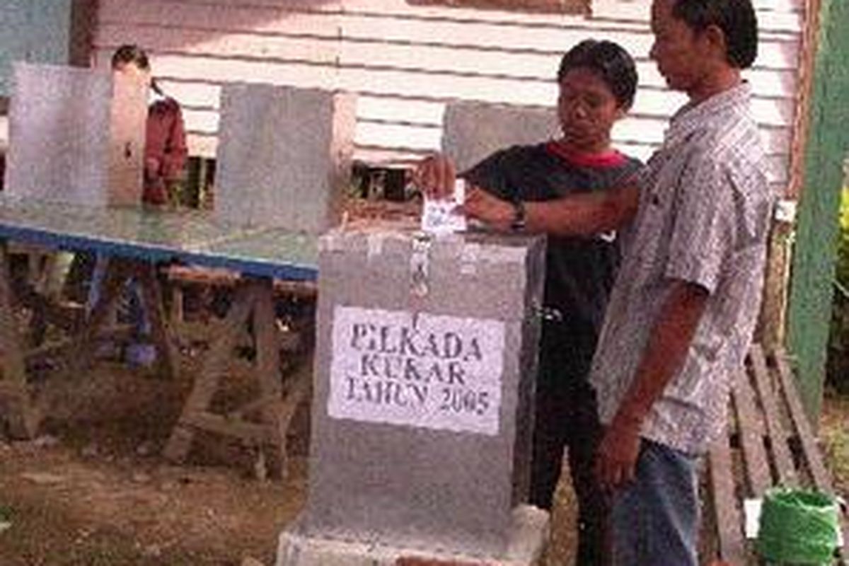 Seorang pemilih di Kecamatan Tabang, Kabupaten Kutai Kartanegara, Kaltim, memasukkan surat suara yang telah dicoblos ke kotak suara dalam simulasi pilkada, Jumat (28/4). Pilkada Kukar merupakan pemilihan langsung pertama yang diselenggarakan di Kaltim