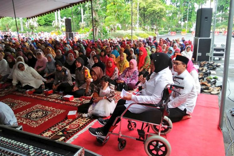 Wali Kota Surabaya Tri Rismaharini saat mengikuti doa bersama lintas agama di Taman Surya, Balai Kota Surabaya, Rabu (26/12/2018).