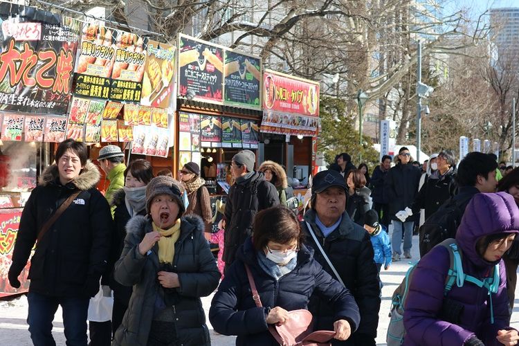 Turis memenuhi area penyelenggaraan Sapporo Snow Festival ke-70 di Odori Park, Kota Sapporo, Prefektur Hokkaido, Jepang, Senin (11/2/2019). Sapporo Snow Festival merupakan acara musim dingin tahunan yang digelar di Kota Sapporo.