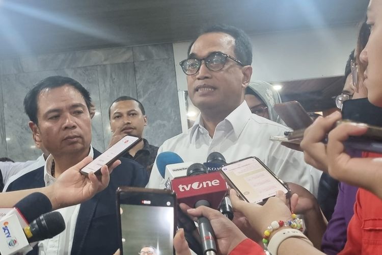 Menteri Perhubungan Budi Karya Sumadi saat ditemui setelah rapat kerja dengan Komisi V DPR RI di Gedung DPR, Jakarta, Kamis (18/1/2024).