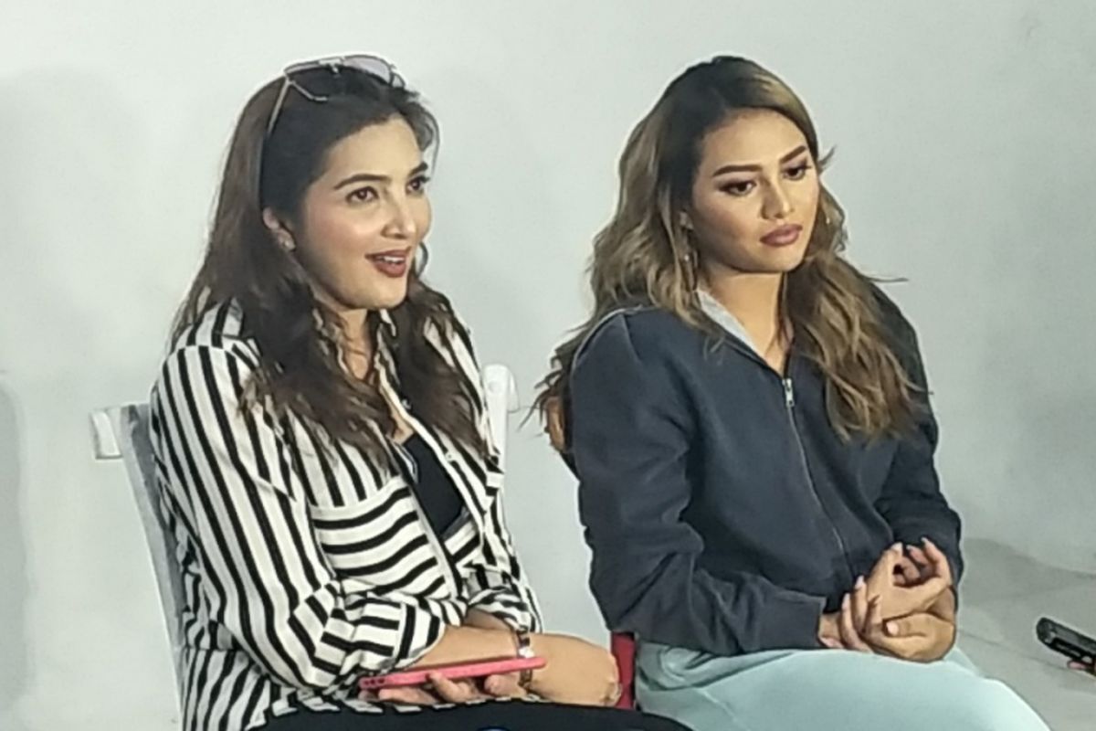 Aurel Hermansyah dan ibunya, Ashanty, di sela shooting video musik singel terbaru Aurel di Studio Foto 7 Grande, Jakarta Barat, Kamis (25/10/2018).