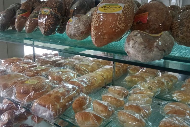 Aneka roti dan kue Maison Weiner, toko bakery legendaris dan tertua di Jakarta. 